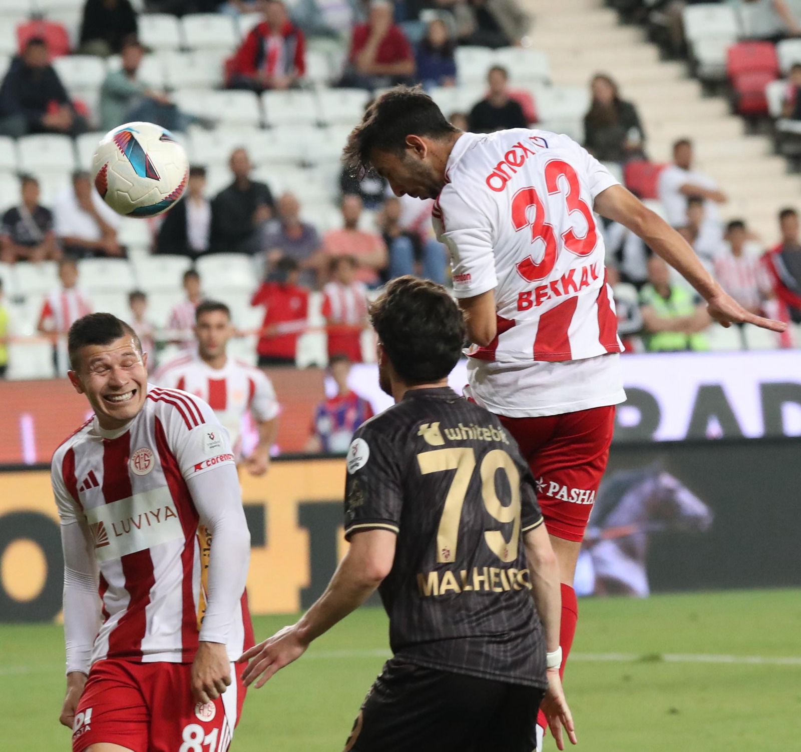 Berkay in Aktion auf dem Flügel